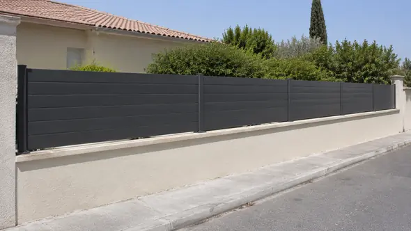 Clôture aluminium occultant sur muret