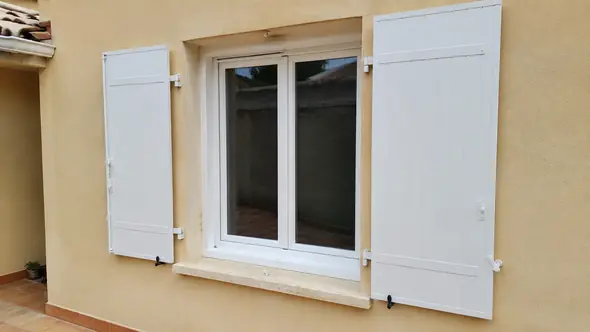 Volets battants en aluminium blanc